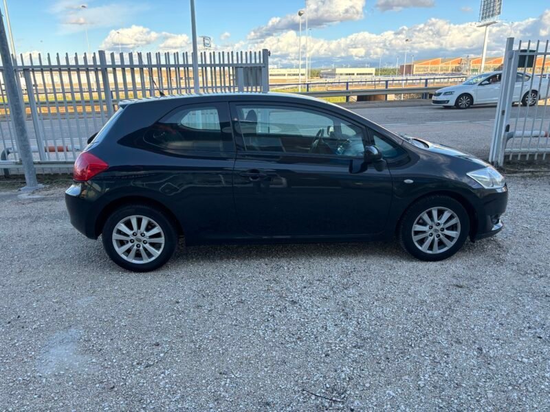 TOYOTA Auris 2.0 D4D SOL