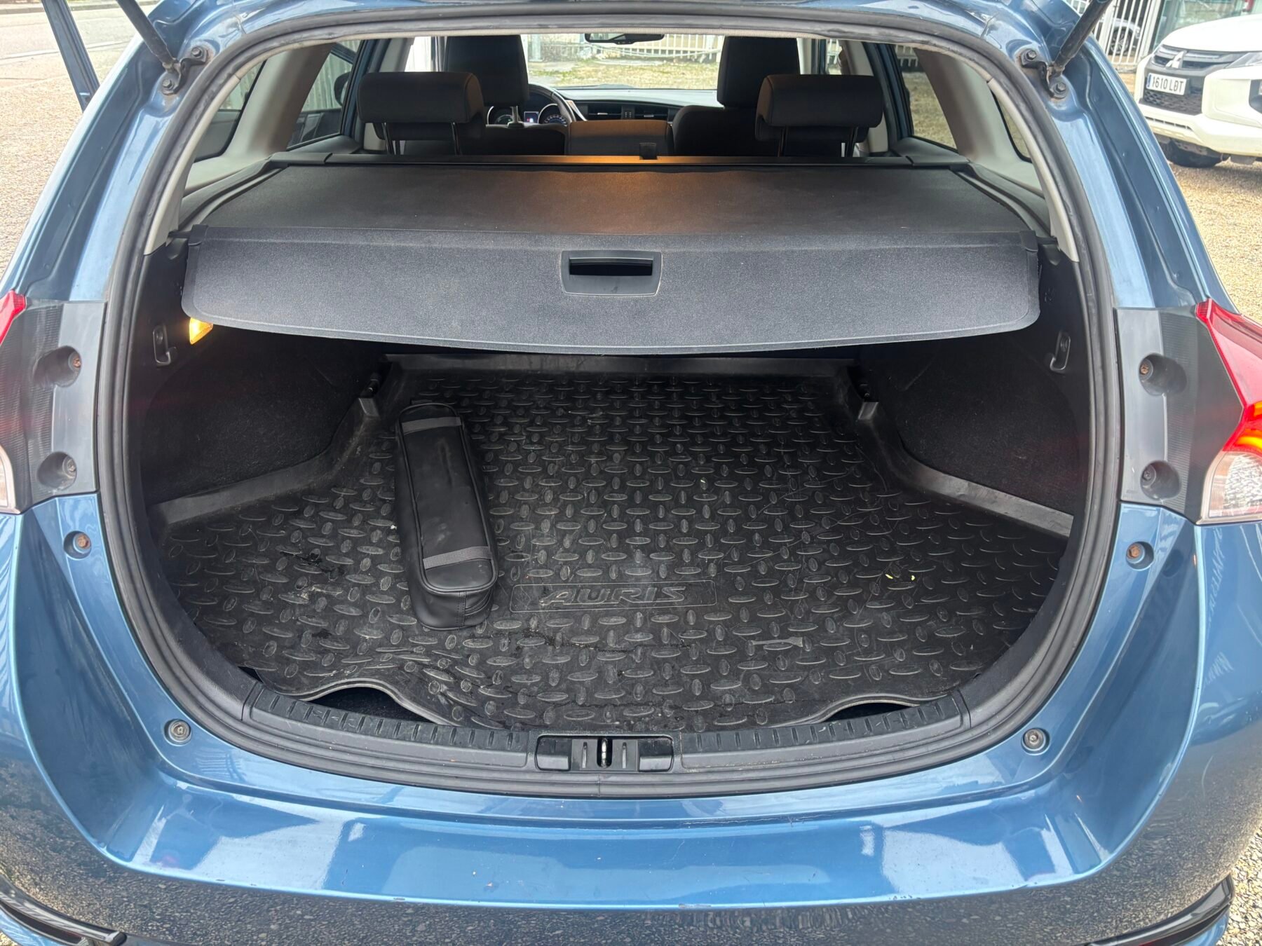 TOYOTA Auris TOURING SPORTS